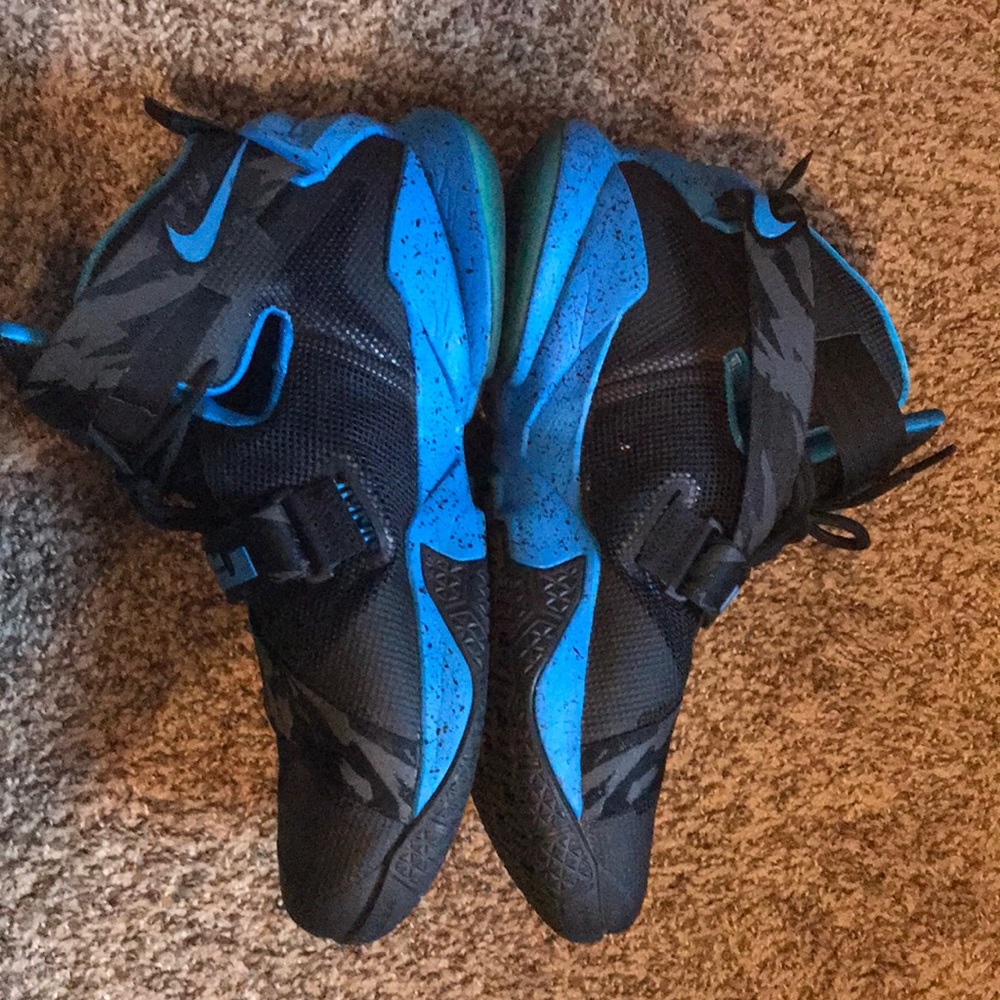 Shoes - Picture 3 of 4